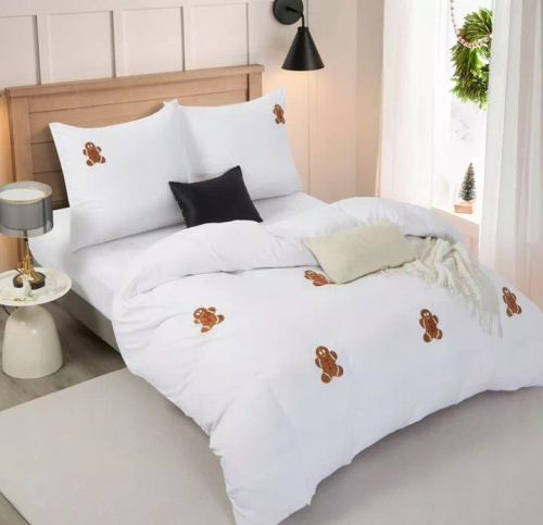 Vianočné posteľné prádlo Cuty Gingerbread z mikrovlákna Spod Igły i Nitki - biele s 3D perníkovými aplikáciami, zapínanie na zips
