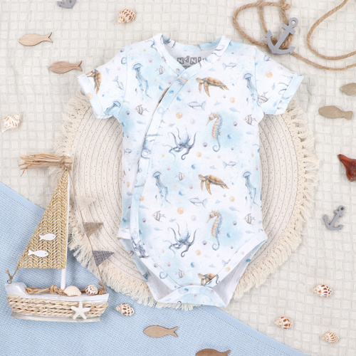 ABN-5443 Sea Of Joy Nini obálkové body s krátkym rukávom - organická bavlna, pre bábätká