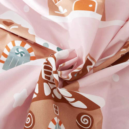 Gingerhouse Vianočné mikrosaténové posteľné prádlo perníkové domčeky ružové I25 Spod Igły i Nitki - mäkké, hladké a odolné