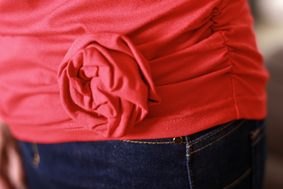 Dámska blúzka Lily Mirale z viskózy - krátky rukáv, ozdobná ruža - červená