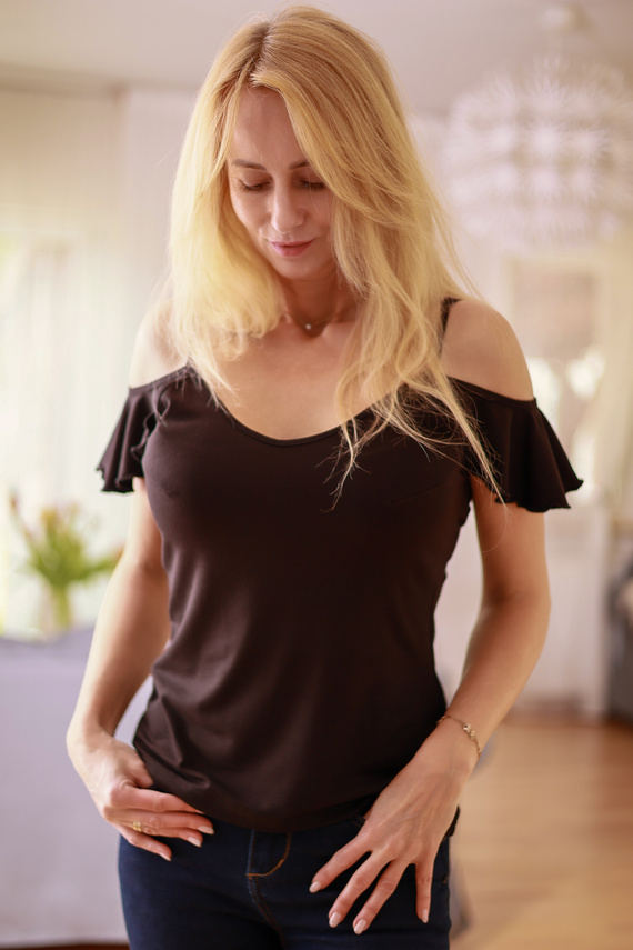 Vera Dámska blúzka Mirale - otvorené ramená, volánik, viskóza - čierna