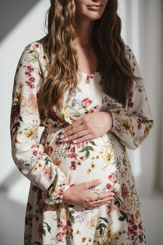 Krásne šaty Midi Milk&Love krémové kvetinové tehotenské a dojčiace šaty z ľanu, elegantný strih s dojčiacimi zipsami