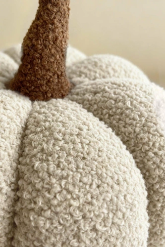 Dekoračný vankúš z tekvicového bukletu Spod Igły i Nitki - béžová, jesenná a halloweenska dekorácia