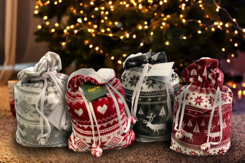 Vianočná deka SACO bordová - mäkká a teplá so sobmi a vianočnými stromčekmi v ozdobnom vrecku