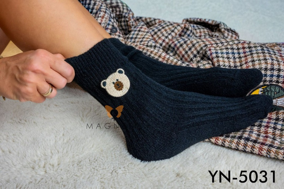 YN5031 Medvedík Teplé dámske ponožky Magnetis s čiernym pruhom a výšivkou