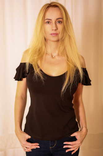 Vera Dámska blúzka Mirale - otvorené ramená, volánik, viskóza - čierna