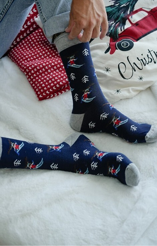 1290-031 Pánske vianočné ponožky Milena navy blue 03 - Sob na lyžiach, bavlna