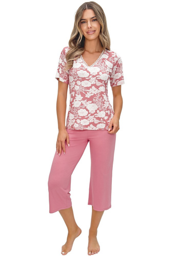 Dámske pyžamo Tina 3/4 donna powder pink - elegantné bavlnené pyžamo s kvetinovou potlačou, výstrihom do V a čipkou, 3/4 nohavice