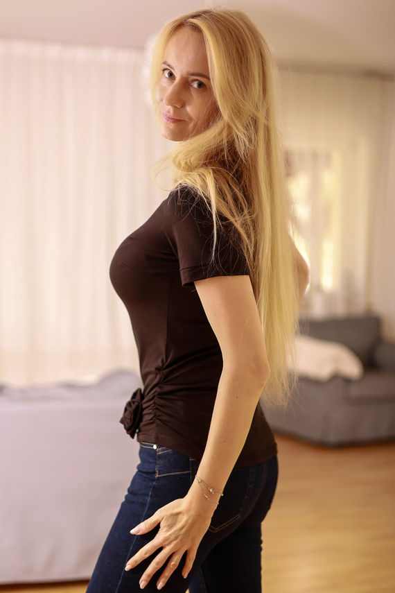 Dámska blúzka Lily Mirale z viskózy - krátky rukáv, ozdobná ruža - čierna