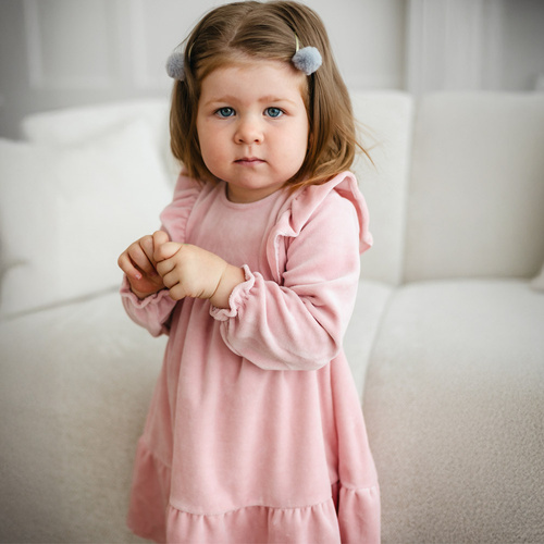 Fluffy Tails Eevi velúrové šaty - ružové, s volánmi na ramenách