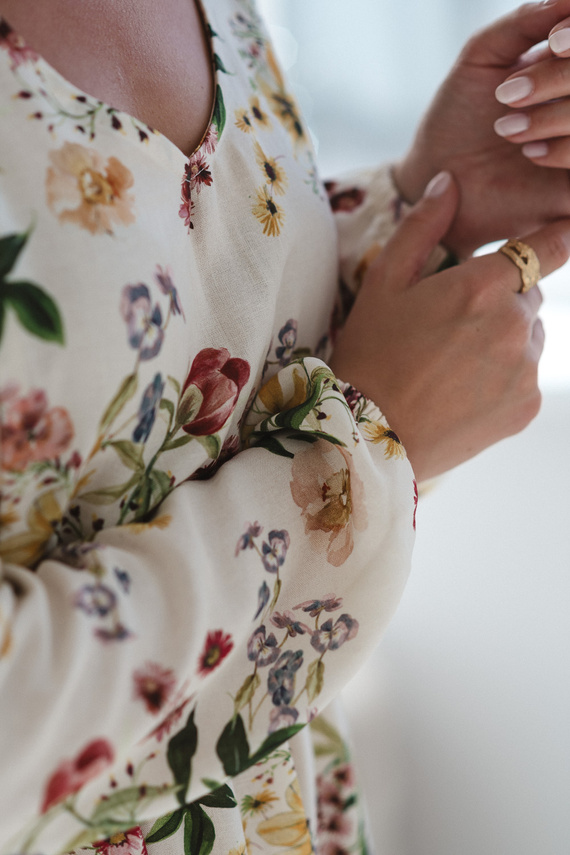 Krásne šaty Midi Milk&Love krémové kvetinové tehotenské a dojčiace šaty z ľanu, elegantný strih s dojčiacimi zipsami