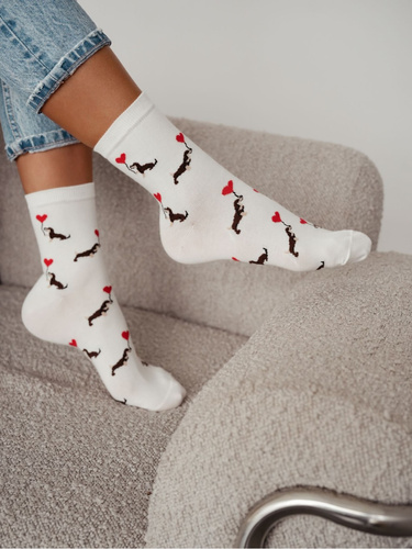 0200-201 Dámske ponožky Milena Dachshunds Valentine ecru-bavlna, srdiečka, veľkosť 37-41