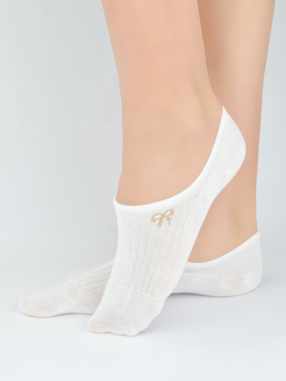 Bavlnené dámske baleríny Noviti ST097 s pruhovanou štruktúrou, dekoratívnou výšivkou alebo mašličkou, plochými švami a silikónom na päte – pohodlné, elegantné a ideálne na každodenné nosenie. Vyskúšajte kombináciu komfortu a štýlu.