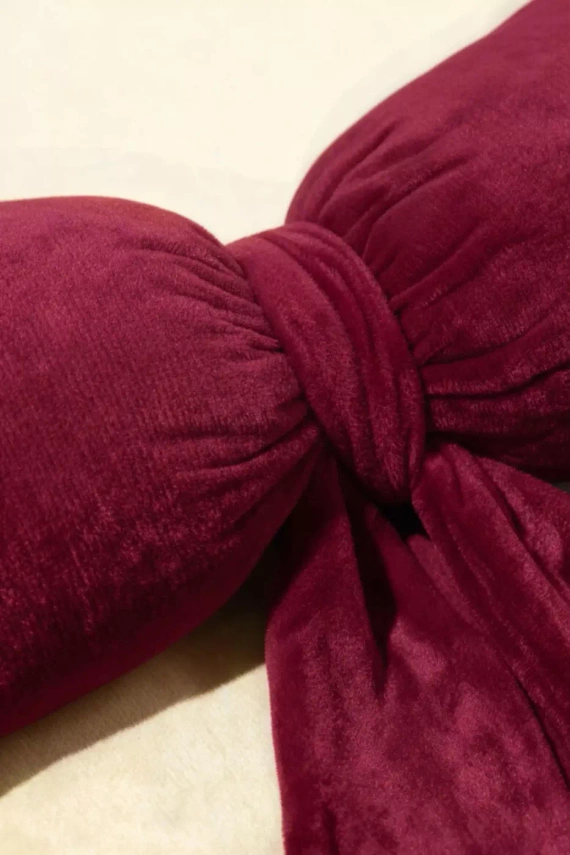 Vianočný vankúš Cocard Spod Igły i Nitki - bordový zamatový vankúš, certifikovaný Oeko-Tex