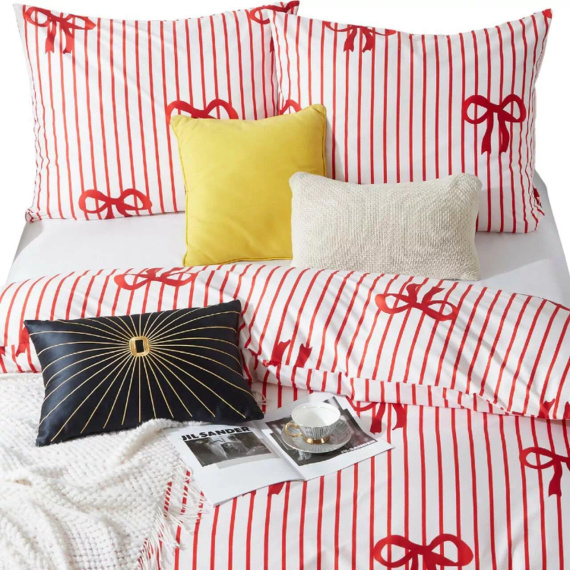 Xmass Bow Vianočné mikrosaténové posteľné prádlo biele červené mašle I25 Spod Igły i Nitki - mäkké, hladké a odolné