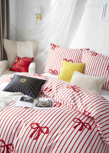 Xmass Bow Vianočné mikrosaténové posteľné prádlo biele červené mašle I25 Spod Igły i Nitki - mäkké, hladké a odolné