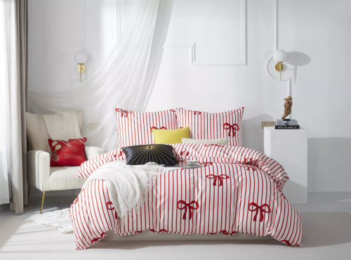 Xmass Bow Vianočné mikrosaténové posteľné prádlo biele červené mašle I25 Spod Igły i Nitki - mäkké, hladké a odolné