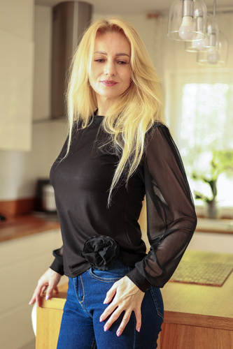Mirale Freya dámska blúzka z viskózy s tylovými rukávmi a stojatým golierom, elegantná - čierna