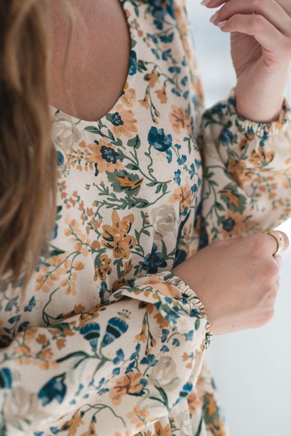 Krásne šaty Midi Milk&Love béžové kvetinové tehotenské a dojčiace šaty z ľanu, elegantný strih s dojčiacimi zipsami