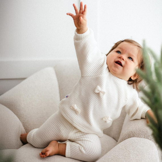 Fluffy Tails Eevi- ecru detský dievčenský sveter s mašľami a rebrovaním