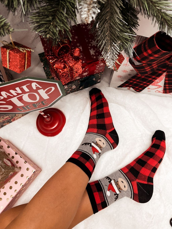 1283.001 Kárované a soby - dámske vianočné ponožky Milena, červené