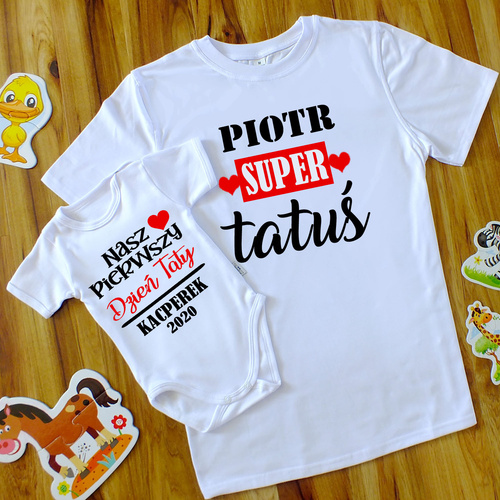 SKU N052TS-1 Súprava "Náš PRVÝ Deň otcov + Super otec s menom" - Moocha pánske body + tričko, personalizované, bavlnené, ideálny darček na Deň otcov.