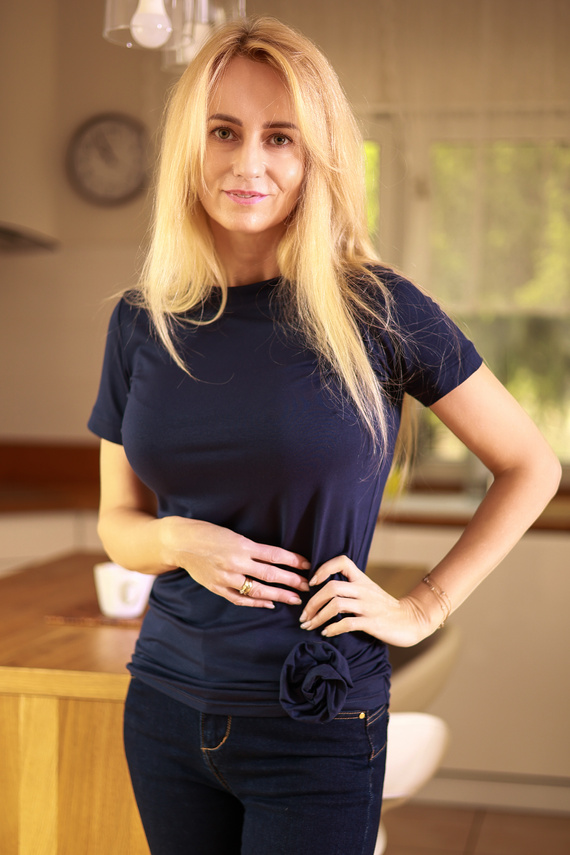 Dámska blúzka z viskózy Lily Mirale - krátky rukáv, ozdobná ruža - tmavomodrá