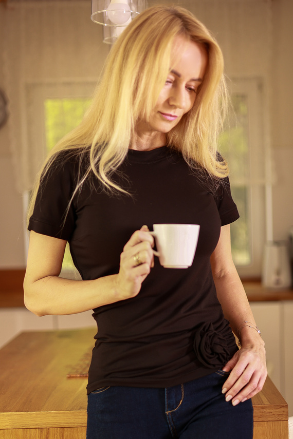 Dámska blúzka Lily Mirale z viskózy - krátky rukáv, ozdobná ruža - čierna