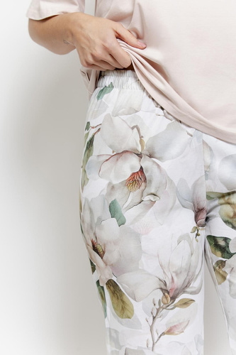 Pyžamo 3567 Aphrodite Taro beige- Bavlnené dámske pyžamo s kvetinovou potlačou, rukáv 7/8