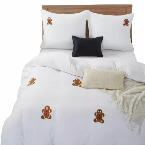 Vianočné posteľné prádlo Cuty Gingerbread z mikrovlákna Spod Igły i Nitki - biele s 3D perníkovými aplikáciami, zapínanie na zips
