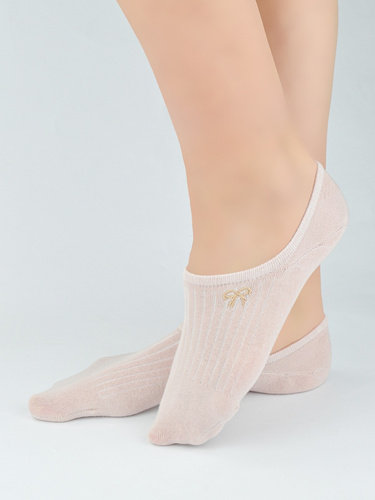 Bavlnené dámske baleríny Noviti ST097 s pruhovanou štruktúrou, dekoratívnou výšivkou alebo mašličkou, plochými švami a silikónom na päte – pohodlné, elegantné a ideálne na každodenné nosenie. Vyskúšajte kombináciu komfortu a štýlu.