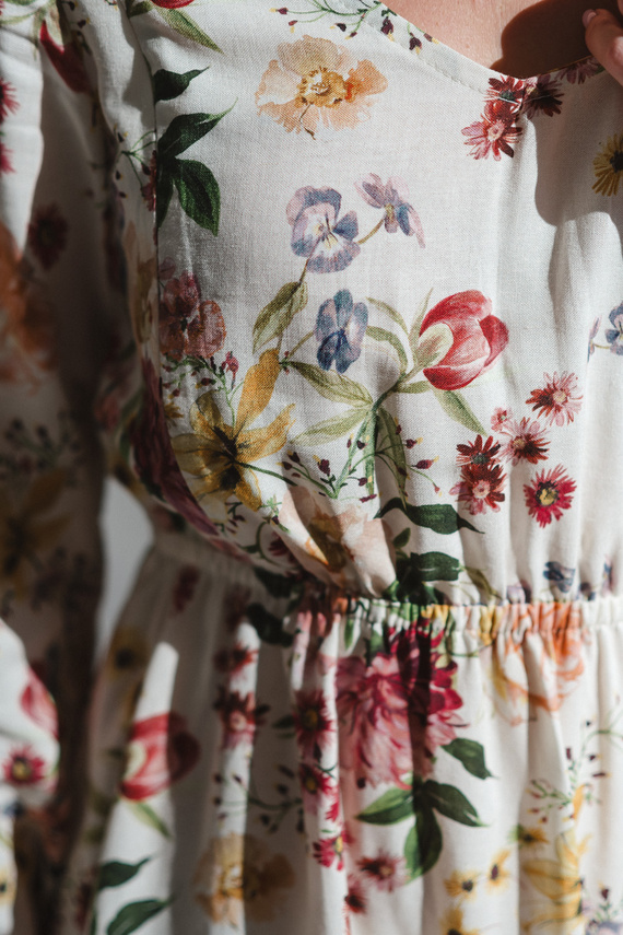 Krásne šaty Midi Milk&Love krémové kvetinové tehotenské a dojčiace šaty z ľanu, elegantný strih s dojčiacimi zipsami