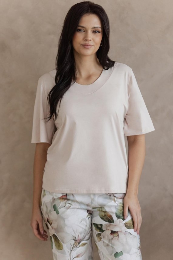 Pyžamo 3567 Aphrodite Taro beige- Bavlnené dámske pyžamo s kvetinovou potlačou, rukáv 7/8