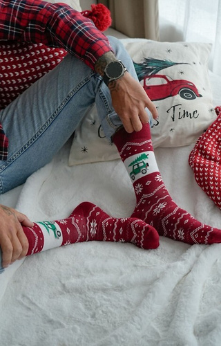 1290-030 Pánske vianočné ponožky Milena bordová 01 - Auto s vianočným stromčekom, bavlna