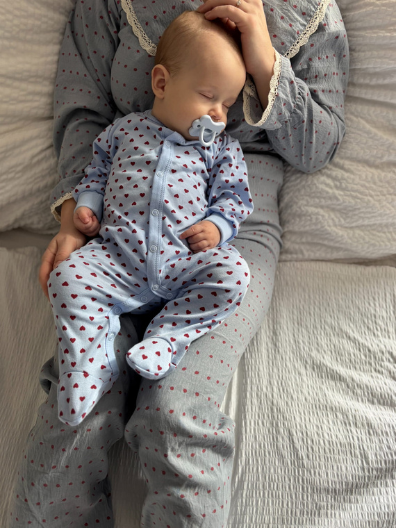 Dojčenský overal Love Eevi modrý so srdiečkami 100 % bavlna s preklápacími rukávmi