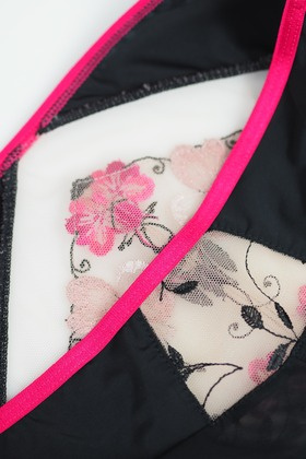 Mediolano Orchid 19259 klasické nohavičky so sieťkou a kvetinovou výšivkou