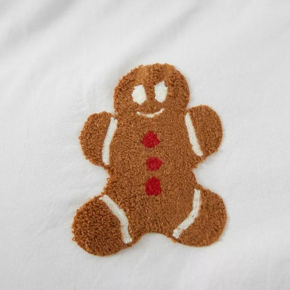 Vianočné posteľné prádlo Cuty Gingerbread z mikrovlákna Spod Igły i Nitki - biele s 3D perníkovými aplikáciami, zapínanie na zips