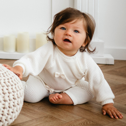 Fluffy Tails Eevi- ecru detský dievčenský sveter s mašľami a rebrovaním