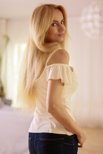 Vera Dámska blúzka Mirale - otvorené ramená, volánik, viskóza - ecru