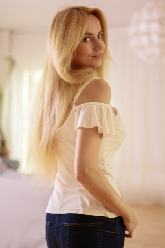 Vera Dámska blúzka Mirale - otvorené ramená, volánik, viskóza - ecru