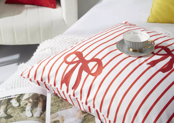 Xmass Bow Vianočné mikrosaténové posteľné prádlo biele červené mašle I25 Spod Igły i Nitki - mäkké, hladké a odolné