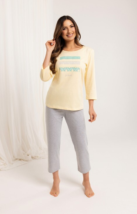 709 Dámske bavlnené žlté pyžamo - 3/4 rukáv, 3/4 nohavice, farebná potlač