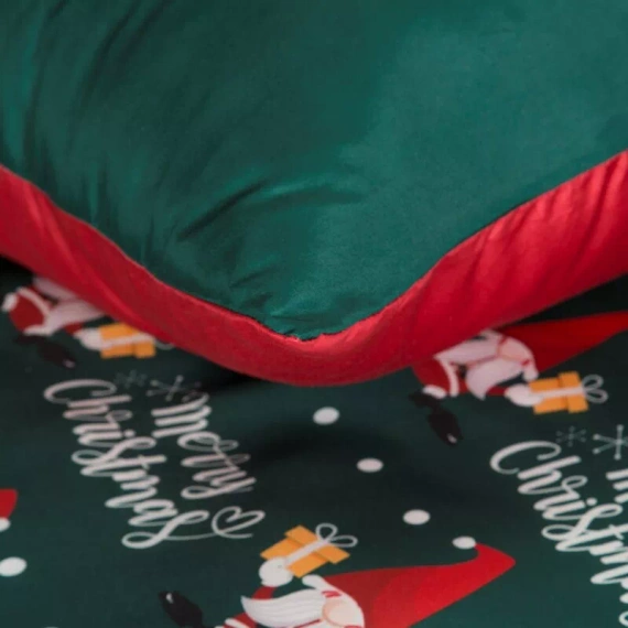 Vianočná posteľná bielizeň Galdor z mikrovlákna Eurofirany zeleno-červení škriatkovia - mäkká, ľahká a ľahko udržiavateľná, so zapínaním na zips
