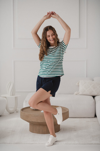 Blúzka pre tehotné a dojčiace ženy na dva spôsoby | Pohodlná blúzka s krátkym rukávom Milk&Love so zelenými a bielymi pruhmi