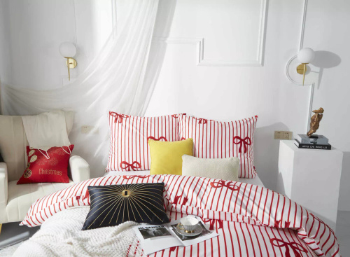 Xmass Bow Vianočné mikrosaténové posteľné prádlo biele červené mašle I25 Spod Igły i Nitki - mäkké, hladké a odolné