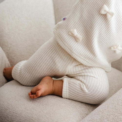 Detské legíny Fluffy Tails Eevi - svetrík ecru, s mašľou v páse