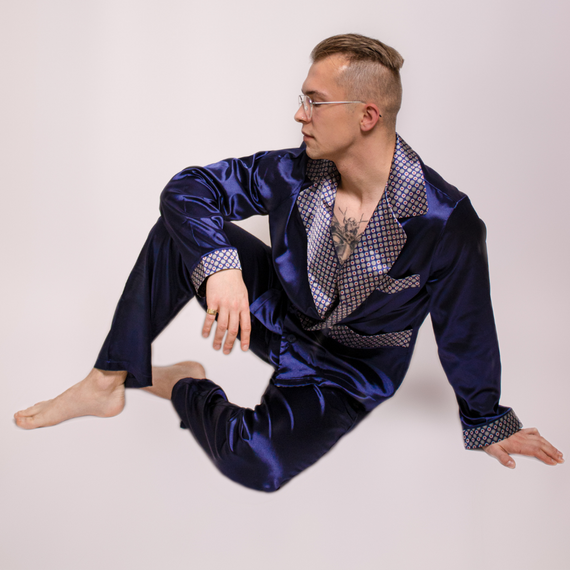 939 Pánske saténové pyžamo - tmavomodré