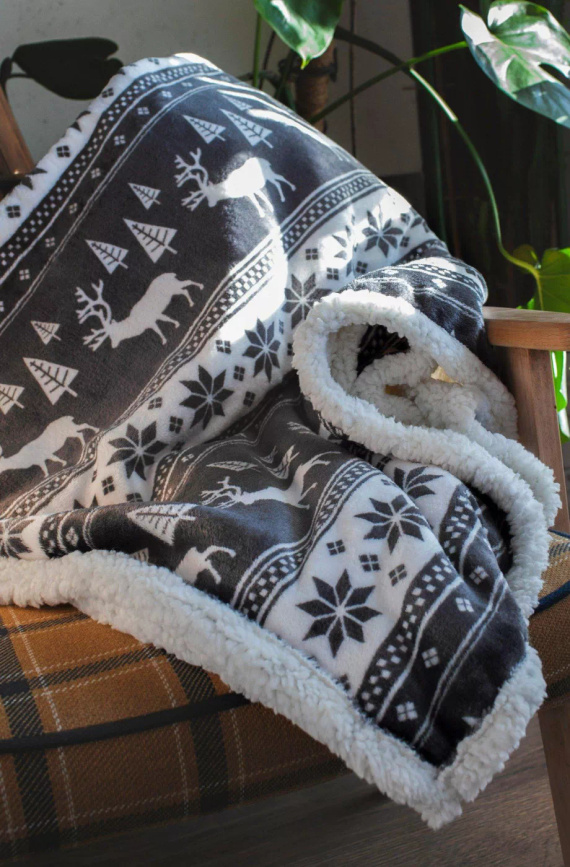 Vianočná deka SACO popol - mäkká a teplá so sobmi a vianočnými stromčekmi v ozdobnom vrecku