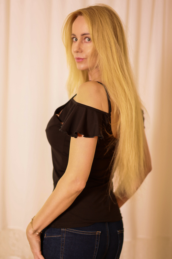 Vera Dámska blúzka Mirale - otvorené ramená, volánik, viskóza - čierna