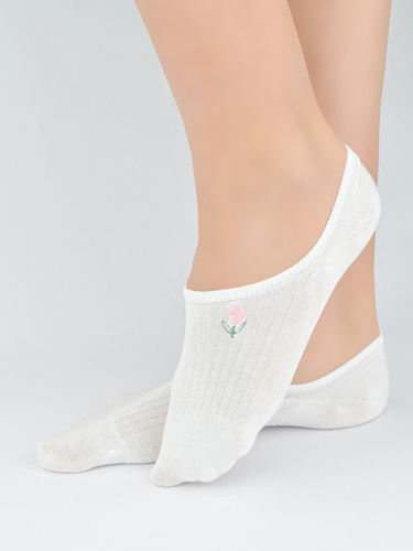 Bavlnené dámske baleríny Noviti ST097 s pruhovanou štruktúrou, dekoratívnou výšivkou alebo mašličkou, plochými švami a silikónom na päte – pohodlné, elegantné a ideálne na každodenné nosenie. Vyskúšajte kombináciu komfortu a štýlu.